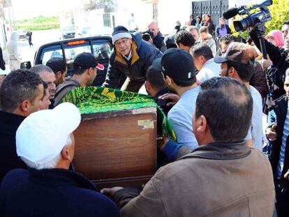 Familiares de una de las v&iacute;ctimas del atentado en T&uacute;nez portan su ata&uacute;d, el domingo. 