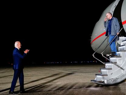 Joe Biden recibe al exmarine Paul Whelan a su llegada a la base aérea de Andrews (Maryland), en la noche del jueves.