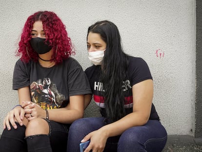 Vanessa espera notícias do pai na UTI por causa da covid-19 ao lado da prima Suzana nos arredores da hospital Tide Setúbal, em São Paulo.