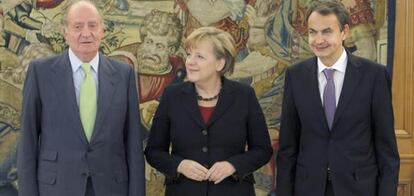 El rey Juan Carlos, la canciller alemana, Angela Merkel y el presidente del Gobierno, José Luis Rodríguez Zapatero durante la recepción oficial en Zarzuela