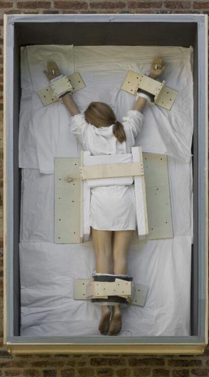 Mujer crucificada de Maurizio Cattelan.