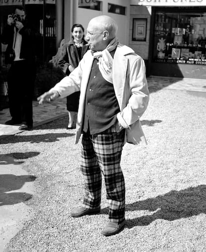 ¿Quién dijo dress code? El pintor malagueño Pablo Picasso de presentó de esta guisa en el festival de Cannes de 1957 para estrenar un documental sobre su vida, 'El misterio de Picasso' de H.G. Clouzot. El artista pasó en la Costa Azul sus años dorados, en un momento en el que Cannes era el destino elegido por todo el que fuera alguien en la época.