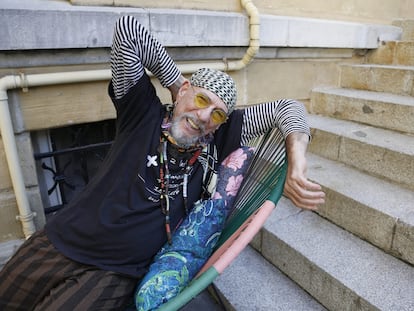 Enrique Villarreal, 'El Drogas', en la puerta del hotel María Cristina en San Sebastián.