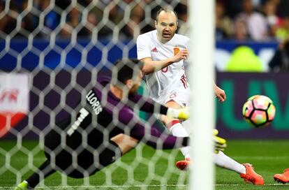 Andrés Iniesta (derecha) lanza a puerta el balón.