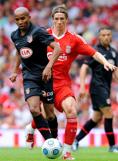Assunção controla el balón ante la presión de Fernando Torres.