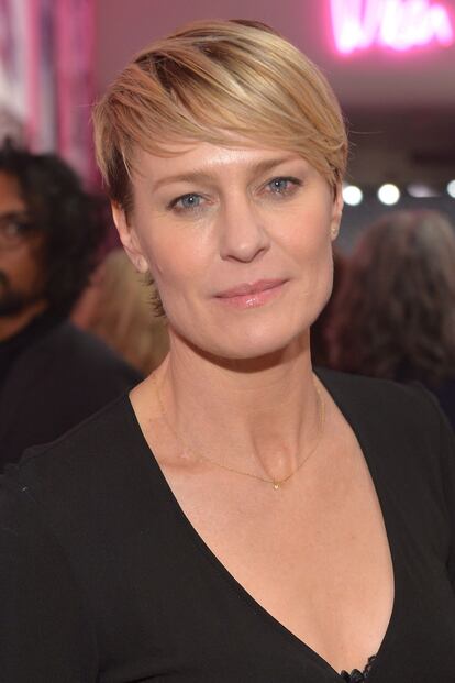 Robin Wright (1966)- Actriz 
	

	Ha sido su a?o. Gracias a interpretar a Claire Underwood en House of Cards e interpretar a la ambiciosa esposa ficticia de Kevin Spacey ha conseguido alzarse con el segundo Globo de Oro de su carrera.