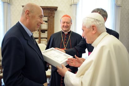 El Papa, con un ejemplar de su libro.