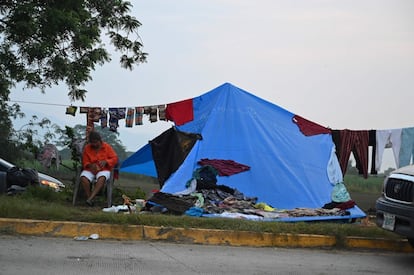 Al menos 57 personas han muerto y ocho están desaparecidas en Honduras después del paso de la tormenta tropical Eta. En la foto, una mujer se sienta fuera de las carpas improvisadas que han instalado en el municipio de La Lima, Honduras.