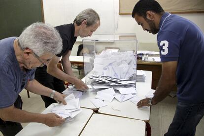 De acuerdo a informaciones de la agencia griega de noticias AMNA, la participación electoral rondaría el 65 %, un afluencia similar a la que hubo en las elecciones generales de enero pasado. En la imagen, recuento de votos en Heraclión (Grecia).