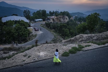 Habitantes de Ayutla señalan que los partidos políticos únicamente realizaban obras públicas y destinaban recursos a las comunidades donde resultaban vencedores. Actualmente el consejo de gobierno destina recursos para que se realicen al menos tres obras en cada comunidad.