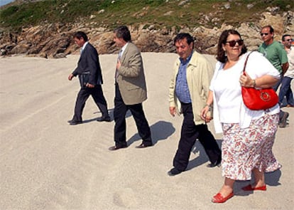 La ministra de Medio Ambiente visita la playa de Lourido, en Muxía, acompañada de autoridades locales.