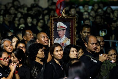 Decenas de tailandeses vestidos de luto aguardan este miércoles a la espera de poder asistir a la ceremonia de incineracón del rey Bhumibol Adulyadej, que tendrá lugar este jueves. Los rituales funerarios continuarán hasta el domingo con diferentes ceremonias hasta que las cenizas sean depositadas en los templos Rajabodpidh y Bovoranives, en la capital.