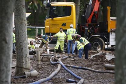 Operarios de Adif bombean el agua acumulada en el tunel del Ave en Girona.