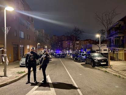 Dos agentes controlan el acceso al lugar en el que este lunes ha sido tiroteada una mujer en Puente de Vallecas.