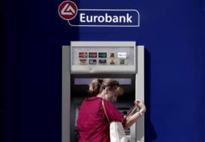 Una mujer saca dinero en un cajero automático de Eurobank en el centro de Atenas, Grecia. EFE/Archivo