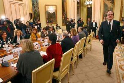 El ministro de Educación, Ángel Gabilondo ( andando a la derecha) , al inicio de la Conferencia Sectorial de Educación, a la que asisten los consejeros de las comunidades autonómas, el pasado enero.