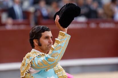 Morante saluda al público a la muerte del cuarto toro de la tarde.