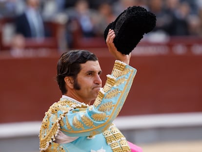 Morante saluda al público a la muerte del cuarto toro de la tarde.