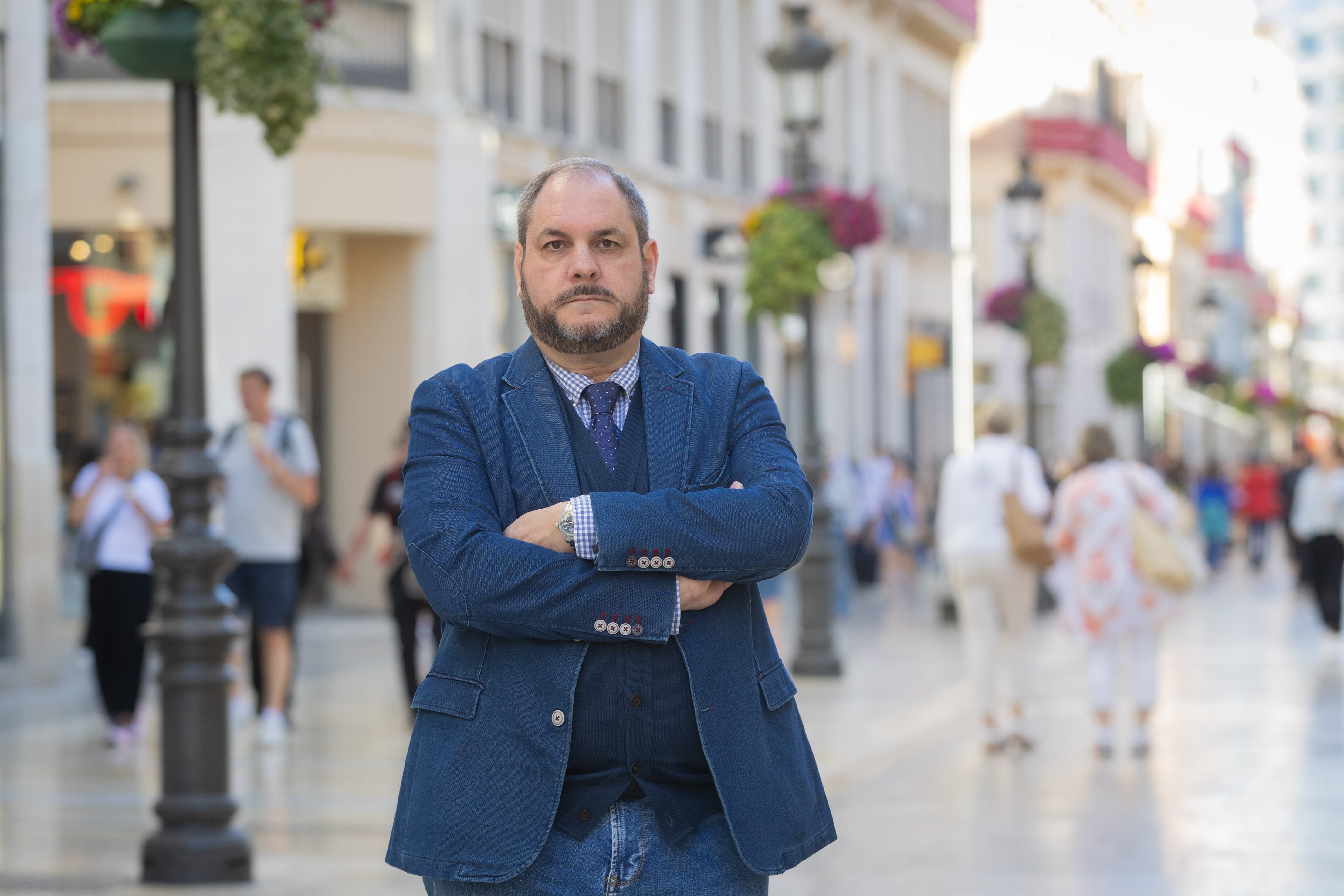 Carlos Carrera, presidente de la asociación de vecinos Málaga centro antiguo, posa en Calle Larios.
