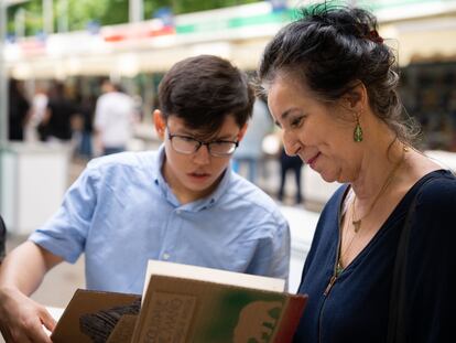 Samuel Velasco, junto con la ganadora del premio Nacional de Poesía José Hierro, Carmen Crespo, en la Feria del Libro, en junio de 2023.