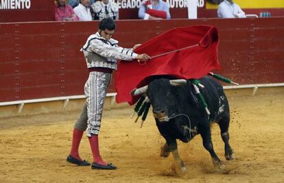 El diestro José Antonio 'Morante de la Puebla', en la plaza de toros de Roquetas de Mar, en Almería.