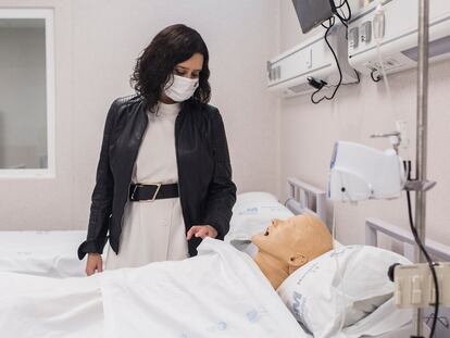 La presidenta de la Comunidad de Madrid, Isabel Díaz Ayuso, observa un maniquí que simula a un paciente durante su visita al Complejo Hospitalario 12 de Octubre,el pasado martes.