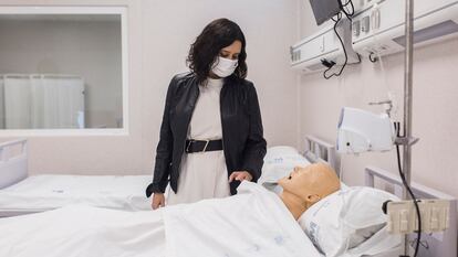 La presidenta de la Comunidad de Madrid, Isabel Díaz Ayuso, observa un maniquí que simula a un paciente durante su visita al Complejo Hospitalario 12 de Octubre,el pasado martes.