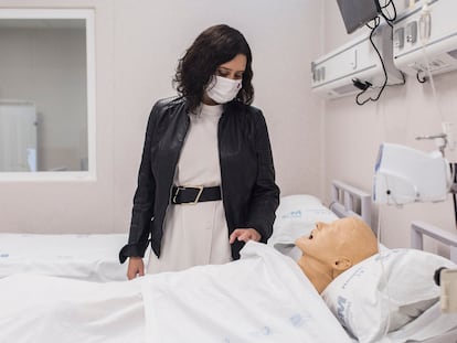 La presidenta de la Comunidad de Madrid, Isabel Díaz Ayuso, observa un maniquí que simula a un paciente durante su visita al Complejo Hospitalario 12 de Octubre,el pasado martes.