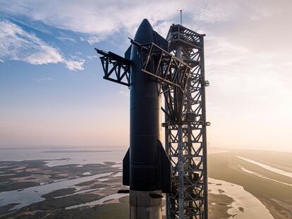 Imagen de la nave Starship acoplada a lo alto del propulsor Super Heavy, en la plataforma de lanzamiento de la base de SpaceX en Texas.