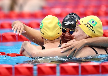 Medalha de bronze neste domingo, a nadadora brasileira Beatriz Borges Carneiro abraça a irmã gêmea, Debora, que ficou em quarto, e a espanhola Michelle Alonso Morales, que levou o ouro.