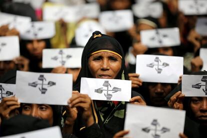 Mujeres rohingya sostienen pancartas donde se leen las palabras "Justicia", "Derechos", "Rohingya", "Retorno a casa", durante la protesta organizada el 25 de agosto de 2018 en el campamento de Kutupalong, en Bangladesh.  