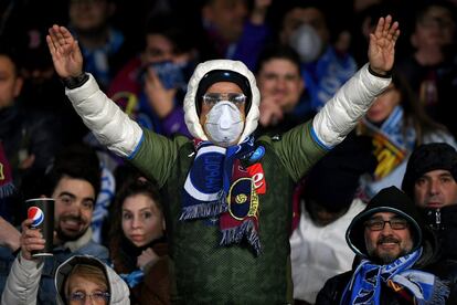 Un hincha del Nápoles, con mascarilla, anima a su equipo antes del comienzo del partido. Este martes se ha confirmado el primer caso de un afectado por el coronavirus de Wuhan en el sur de Italia.