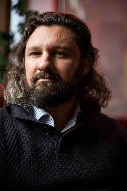 Olivier Switaj, ex-alcalde (Parti Socialiste Français) en un bar de Bruay. Bruay-la-Buissière, Pas de Calais, region de Hauts de France. Francia. 3/12/2021