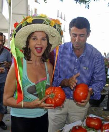 La actriz Victoria Abril ha pagado hoy 305 euros por el mejor lote de tomates "huevo de toro" de la comarca malagueña del Valle del Guadalhorce en la primera subasta de esta variedad, cultivada al aire libre y cuyos ejemplares llegan a alcanzar más de un kilo de peso.