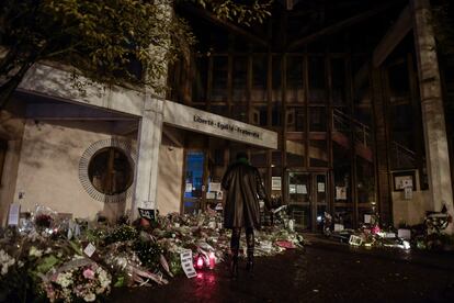 Flores en la entrada de la escuela de Conflans-Sainte-Honorine donde enseñaba Samuel Paty, este martes.