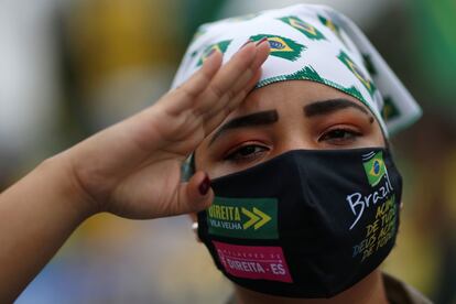 Apoiadora de Bolsonaro durante manifestação contra o STF, em 9 de maio em Brasília.