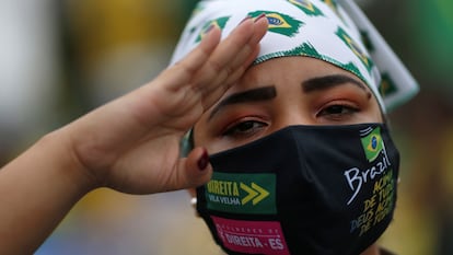 Apoiadora do presidente Jair Bolsonaro em protesto contra o STF em Brasília, no dia 9 de maio.