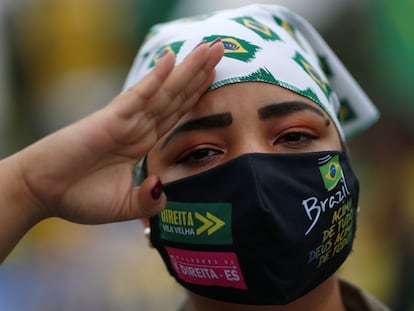 Apoiadora do presidente Jair Bolsonaro em protesto contra o STF em Brasília, no dia 9 de maio.