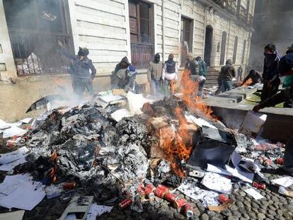 Agentes queman documentos en una sede policial de La Paz. / EFE