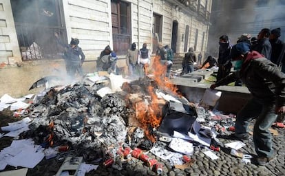 Agentes queman documentos en una sede policial de La Paz. / EFE