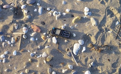 Basura en la playa de Las Sabinillas (M&aacute;laga).