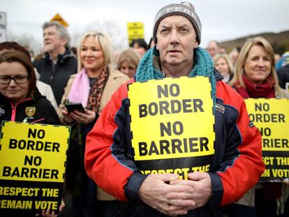 Un grupo de manifestantes protestan en marzo la posibilidad de una frontera dura entre la República de Irlanda e Irlanda del Norte.