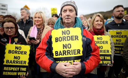 Un grupo de manifestantes protestan en marzo la posibilidad de una frontera dura entre la República de Irlanda e Irlanda del Norte.