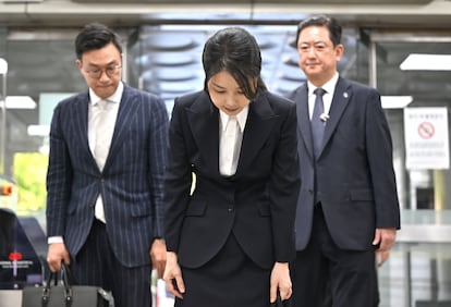 Kim Keon-hee, ex primera dama y esposa del destituido presidente de Corea del Sur, Yoon Suk-yeol, llega al Tribunal del Distrito Central de Seúl para asistir a una audiencia de revisión de su orden de arresto solicitada por fiscales especiales el 12 de agosto de 2025 en Seúl, Corea del Sur