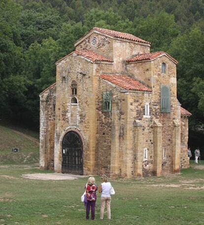 Iglesia prerrománica que mandó edificar el rey Ramiro I hacia 842 en el monte Naranco, en los alrededores de Oviedo. En 1985 fue declarada por la Unesco Patrimonio de la Humanidad. Su interior se encuentra en un lamentable estado por las humedades. Las pinturas murales, de incalculable valor, prácticamente han desaparecido.  [Esta galería <a href="http://www.elpais.com/misc/ESCUELA/2011/cultura.htm">forma parte del proyecto final de la asignatura de Digital</a> de los alumnos de la 25ª promoción de la Escuela de Periodismo UAM / EL PAÍS 2011]