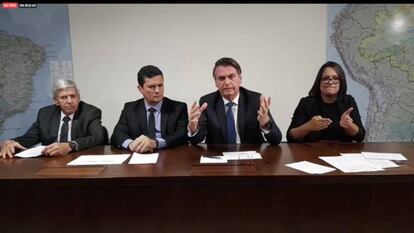 Bolsonaro ao lado de Heleno, Moro e a intérprete de libras.