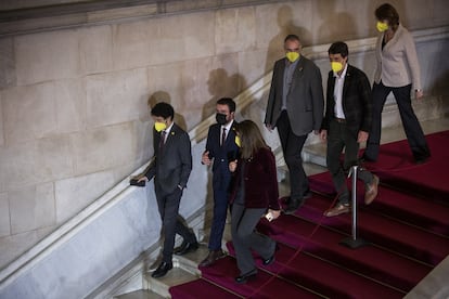 Aragonès, entre Calvet y Budó, en las escaleras del Parlament este viernes.