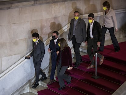 Aragonès, entre Calvet y Budó, en las escaleras del Parlament este viernes.