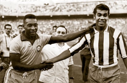 Pelé (I) y Mendonça.