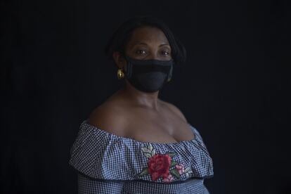 Cuando comenzó la pandemia, los establecimientos que dispensaban mascarillas no pudieron dar respuesta a la demanda de la población. Por ello, muchas personas fabricaban sus propios tapabocas con intención de protegerse de un posible contagio. Marcia fabricó algunas con trozos de medias que tenía en casa.